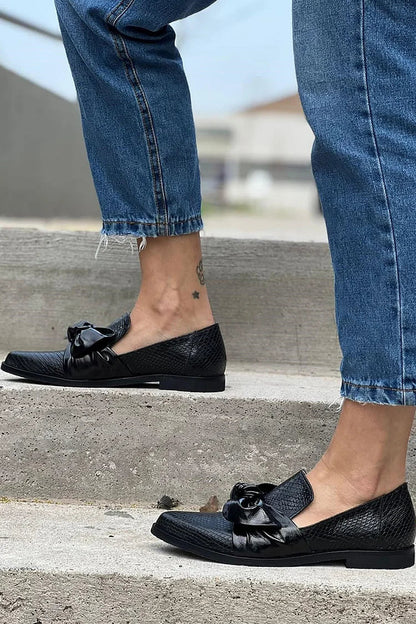 Katherine | Black Loafer With Shiny Bow